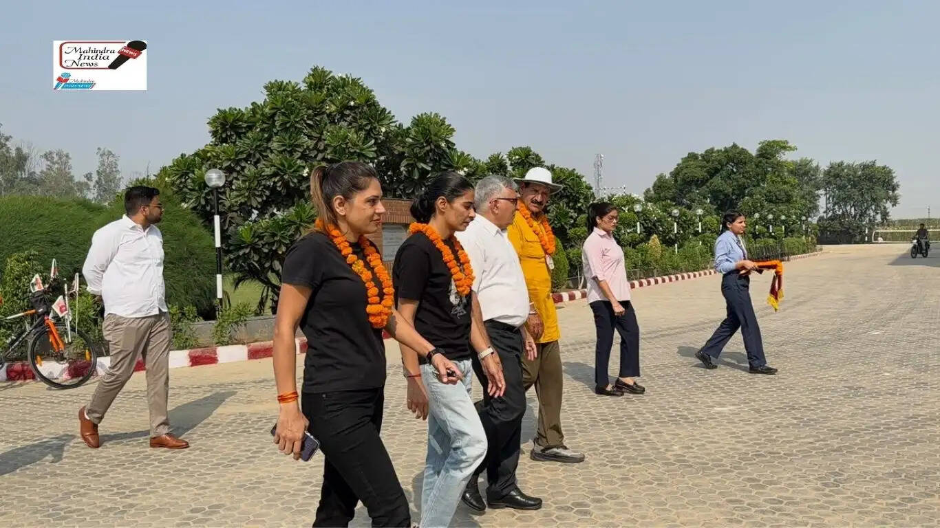  रॉयल इंटरनेशनल रेजिडेंशियल स्कूल खारा खेड़ी  में स्थित सैनिक स्कूल में हरियाणा सरकार के सेवा संकल्प अभियान के अंतर्गत एक प्रेरणादायक सेमिनार का आयोजन किया गया, जिसमें हौसले और जज्बे की मिसाल पांच विशिष्ट अतिथियों ने प्रेरक अतिथि के रूप में शिरकत की।  कार्यक्रम में माउंट एवरेस्ट विजेता मीनू कालीरमन, आत्मरक्षा प्रशिक्षक विजेता मुंदलिया, दृष्टिहीन अंतरराष्ट्रीय फुटबॉलर पूजा डूबल,  नशा मुक्ति अभियान के प्रतिनिधि इंस्पेक्टर हवा सिंह और जल संरक्षण के लिए अंतरराष्ट्रीय साइकिल यात्रा करने वाले सुभाष एचरा ने विद्यार्थियों के साथ अपने जीवन के संघर्ष, साहस और सफलता की कहानियां साझा की।   अतिथियों के विद्यालय आगमन पर विद्यालय निदेशिका डॉ. ज्योत्स्ना, सैनिक स्कूल कमांडेंट कर्नल (डॉ.) डीवी नेहरा (सेवानिवृत्त), विद्यालय प्रशासक श्री विक्रमादित्य ने उनका भव्य स्वागत किया। इस अवसर पर प्रिंसिपल जानूप्रिया कथूरिया, सीनियर कोऑर्डिनेटर पूनम विश्नोई, सैनिक स्कूल खारा खेड़ी और रॉयल स्कूल के सैकड़ों विद्यार्थियों तथा दोनों विद्यालयों के समस्त शिक्षकगण उपस्थित रहे।  मुख्य अतिथियों ने अपने अनुभवों से सभी को मंत्रमुग्ध कर दिया। माउंट एवरेस्ट विजेता मीनू कालीरमन ने बताया कि कैसे माइनस 60 डिग्री तापमान, ऑक्सीजन की कमी और मौत के खतरे के बीच उन्होंने एवरेस्ट की चोटी पर तिरंगा फहराया और कहा कि लक्ष्य बड़ा हो तो डर छोटा हो जाता है। आत्मरक्षा प्रशिक्षक विजेता मुंदलिया ने छात्राओं को लाइव डेमो देकर बताया कि आत्मरक्षा केवल ताकत नहीं बल्कि आत्मविश्वास है, हर बेटी को निडर और साहसी होना चाहिए। दृष्टिहीन अंतरराष्ट्रीय फुटबॉलर पूजा डूबल ने कहा कि आंखों से नहीं हौसले से दुनिया देखी जाती है, उन्होंने अपनी टीम के साथ विदेशों में भारत का प्रतिनिधित्व करने की कहानी सुनाकर बच्चों की आंखें नम कर दीं।  वहीं जल योद्धा सुभाष एचरा ने अपनी हजारों किलोमीटर की साइकिल यात्रा का अनुभव साझा करते हुए कहा कि जल है तो कल है और जल बचाने के लिए हर युवा को सिपाही बनना होगा। इसी कड़ी में हरियाणा पुलिस में तैनात इंस्पेक्टर श्री हवा सिंह मांझू , जो कि एंटी ड्रग मिशन के तहत काम करते है , ने भी शिरकत की और वर्तमान पीढ़ी को नशे के दुष्परिणामों से अवगत कराया। उन्होंने कहा कि नशा न केवल शरीर बल्कि पूरे परिवार और भविष्य को बर्बाद कर देता है, इसलिए श्रेष्ठ भारत के निर्माण के लिए नशे से दूर रहना जरूरी है। अंत में उन्होंने सभी विद्यार्थियों एवं शिक्षकों को नशा मुक्त जीवन की शपथ दिलाई।  कार्यक्रम के दौरान विद्यार्थियों ने अतिथियों से खुलकर संवाद किया और उनकी सफलता के मंत्र पूछे, जिसका अतिथियों ने बड़ी ही सहजता से जवाब दिया। पूरे सेमिनार के दौरान लगातार तालियों की गूंज और जोश का माहौल बना रहा। बच्चों ने संकल्प लिया कि वे इन महान विभूतियों के बताए मार्ग पर चलकर अपने माता-पिता, विद्यालय और देश का नाम रोशन करेंगे। विद्यालय प्रबंधन की ओर से सभी अतिथियों को स्मृति चिन्ह देकर सम्मानित किया गया।  स्कूल चेयरमैन डॉ. युद्धवीर सिंह ने अपने संदेश में कहा कि इन पाँचों विभूतियों ने सिद्ध कर दिया है कि परिस्थितियां चाहे कैसी भी हों, अगर इरादे मजबूत हों तो कोई भी लक्ष्य असंभव नहीं है। डॉ० ज्योत्स्ना ने कहा कि मुझे विश्वास है कि आज की यह प्रेरणा हमारे बच्चों के जीवन की दिशा बदल देगी और वे समाज के लिए एक जिम्मेदार और सशक्त नागरिक बनेंगे। कर्नल नेहरा ने कहा कि अनुशासन, साहस और देशभक्ति ही जीवन की असली पूंजी है, विद्यार्थी इन अतिथियों से सीख लेकर अपने जीवन में आगे बढ़ें।