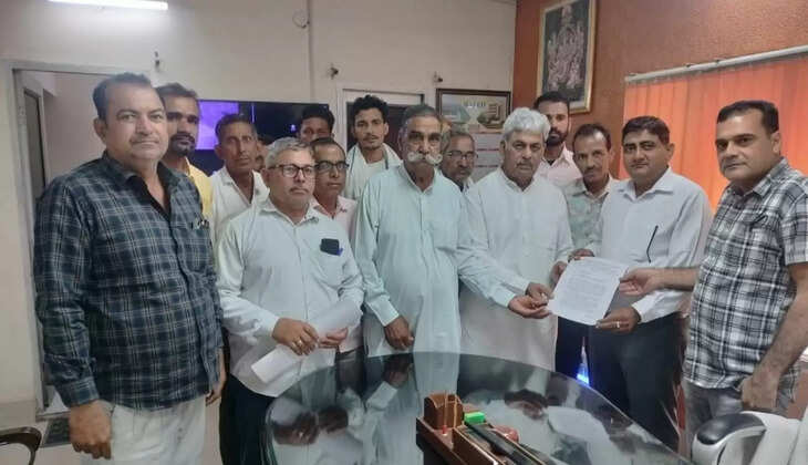 Committee directors and employees submitted a memorandum in the name of CM to the Deputy Commissioner of Sirsa