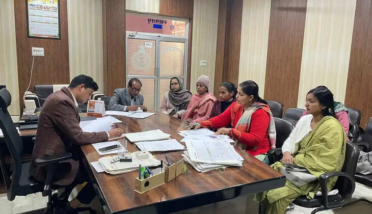 SDM Kalanwali took details of SAM children coming on the nutrition tracker in the meeting of Women and Child Development Department of Block Odhan and Badagudda