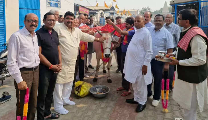 On Gauashtami, mother cow was worshipped with rituals and Anjani Ladha was again handed over the reins of the post of head of Shri Gaushala