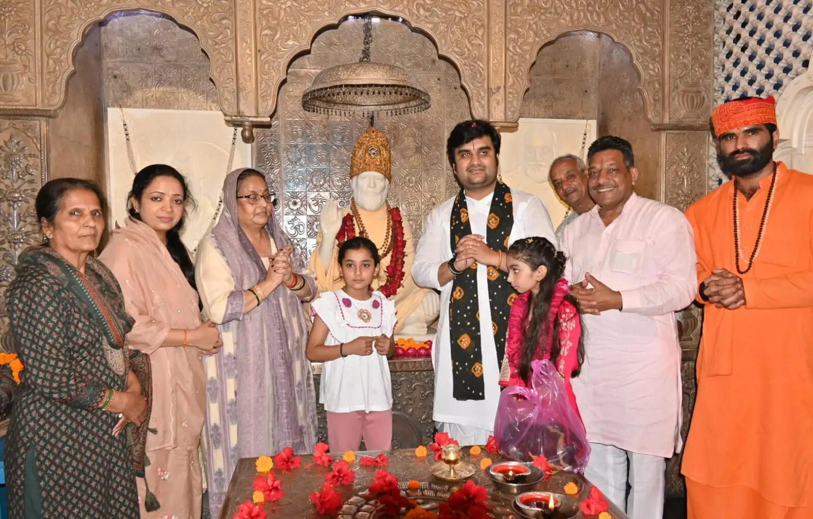 Renowned storyteller and religious preacher Indresh Upadhyay arrived at Shri Baba Tara Ji Kutia