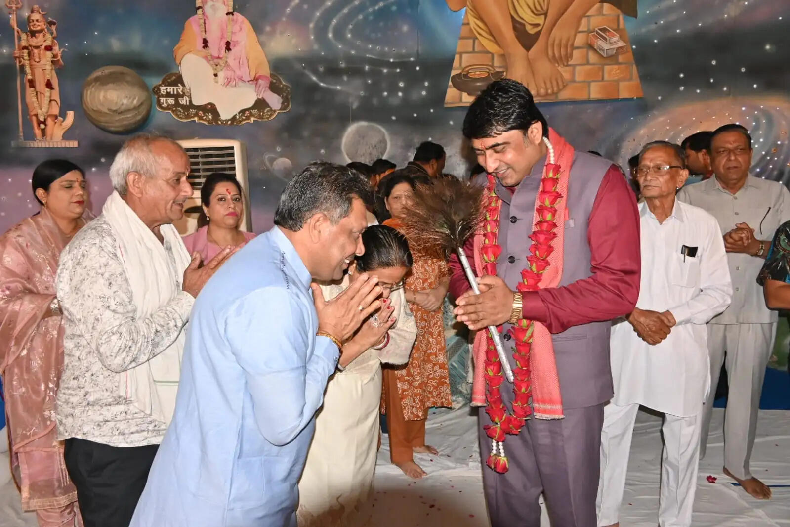 Two-day Divine Healing and Wellness Camp organized at Sri Tarakeshwaram Dham, Guru Hanuman Chauhan arrived to provide healing therapy