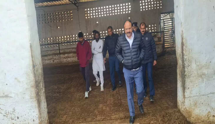 गोशाला का किया निरीक्षण, बोले गोशाला में गायों को मिले बेहतर सुविधा 