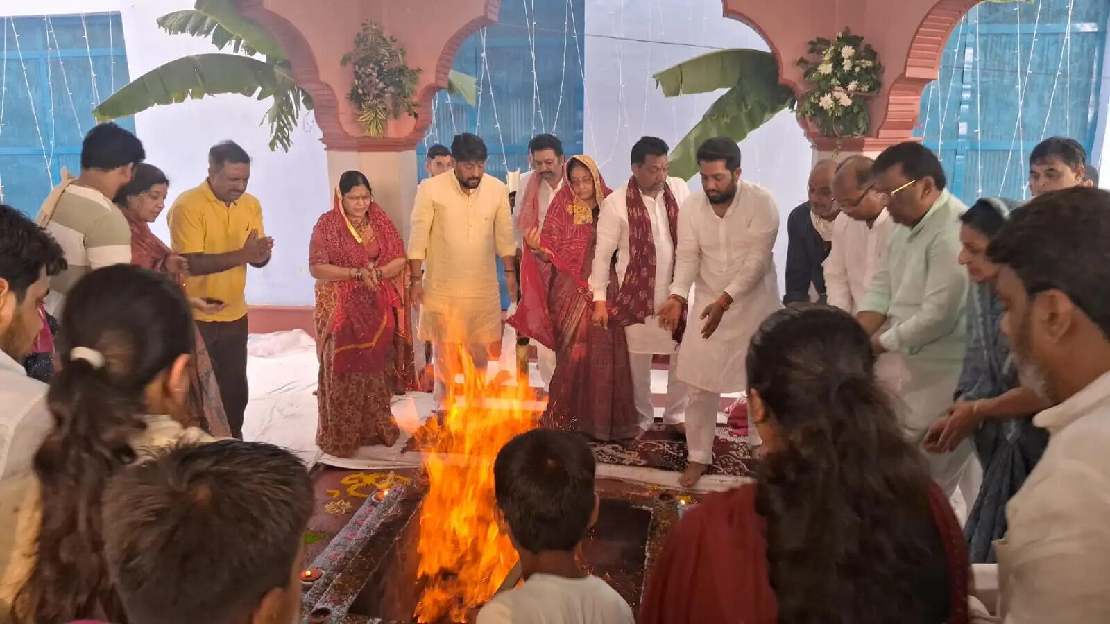 A massive surge of faith was witnessed at Shri Baba Tara Kutiya; devotees bowed their heads in reverence at Baba's *Samadhi* and performed *Jalabhishek* of Shri Tarkeshwaram Mahadev