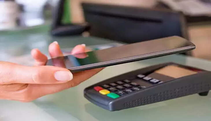 लड़की ने नकली पिस्टल के साथ एक वीडियो रिकॉर्ड की