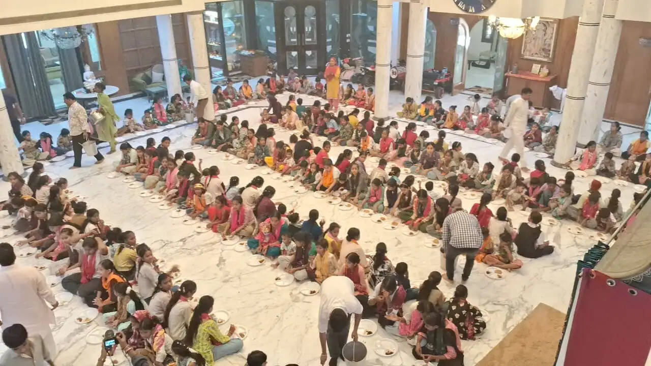 At the Alakh Niranjan Bhavan in Sirsa, the Kanda family performed a *puja* (worship ritual) for 551 young girls, and sought their blessings after presenting them with gifts