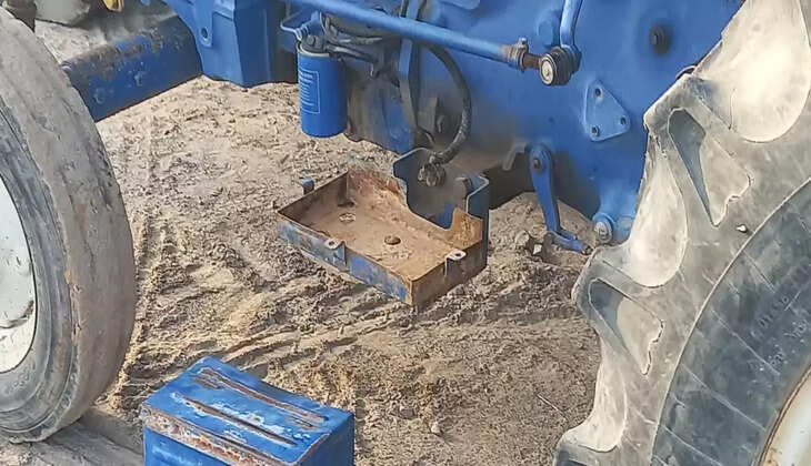 सीसीटीवी फुटेज में दो युवक ले गये बाइक पर बैटरी कर ले गये चोरी