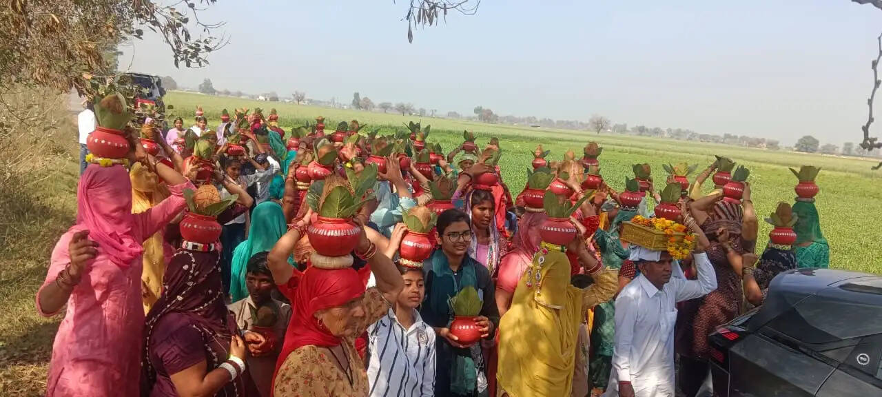 A grand Kalash Yatra was taken out before the Shrimad Bhagwat Katha Gyan Mahotsav in the village of Dadba Kalan