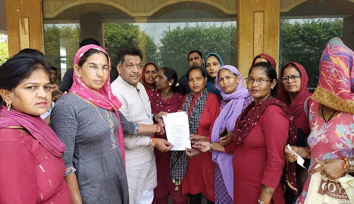 विधायक गोपाल कांडा के नाम आशा वर्कर्स ने गोबिंद कांडा को सौंपा दस सूत्रीय मांगपत्र