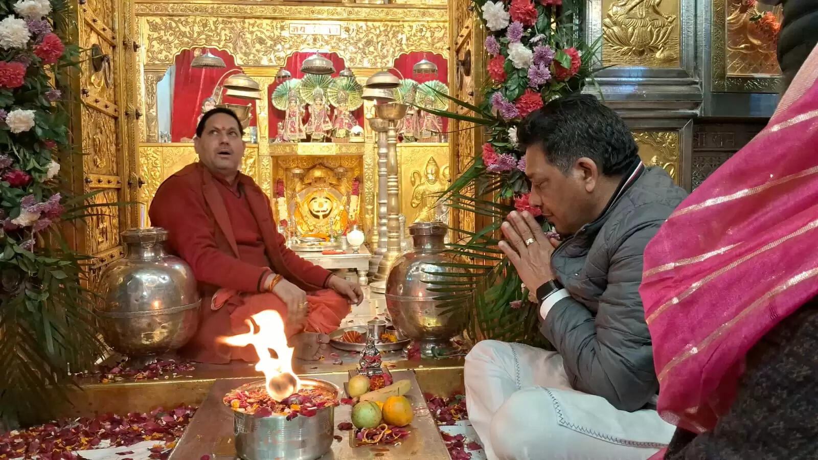 A grand musical recitation of Sunderkand was organised at Salasar Dham Temple, where Saraswati Kanda, wife of former minister Gopal Kanda, lit the lamp