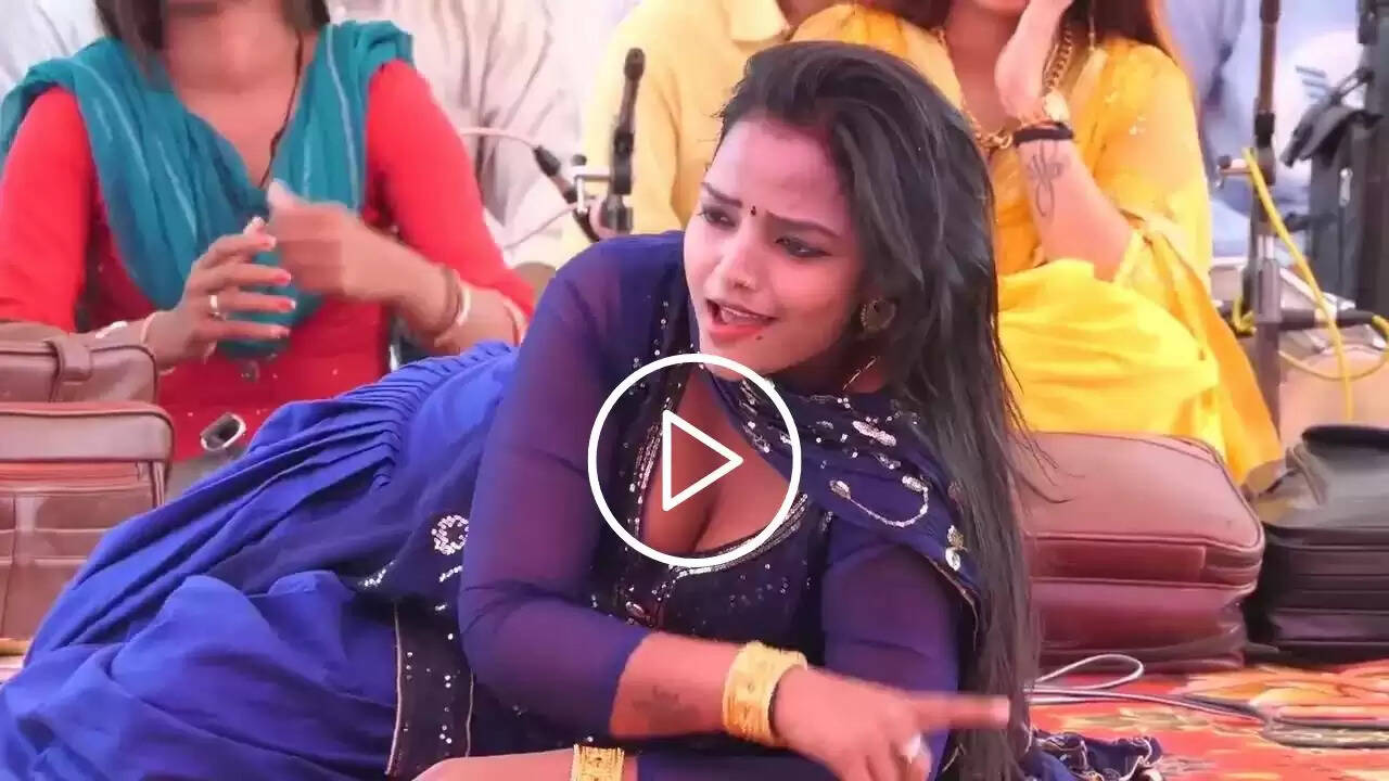 Komal Chaudhary: कोमल चौधरी ने धमाकेदार डांस से हिलाया पूरा स्टेज, देखकर बेकाबू हुई भीड़