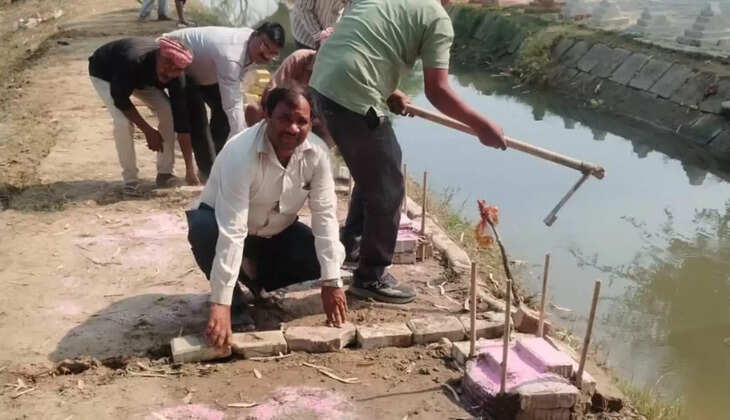 In Sirsa, devotees cleaned the canal for Chhath Puja