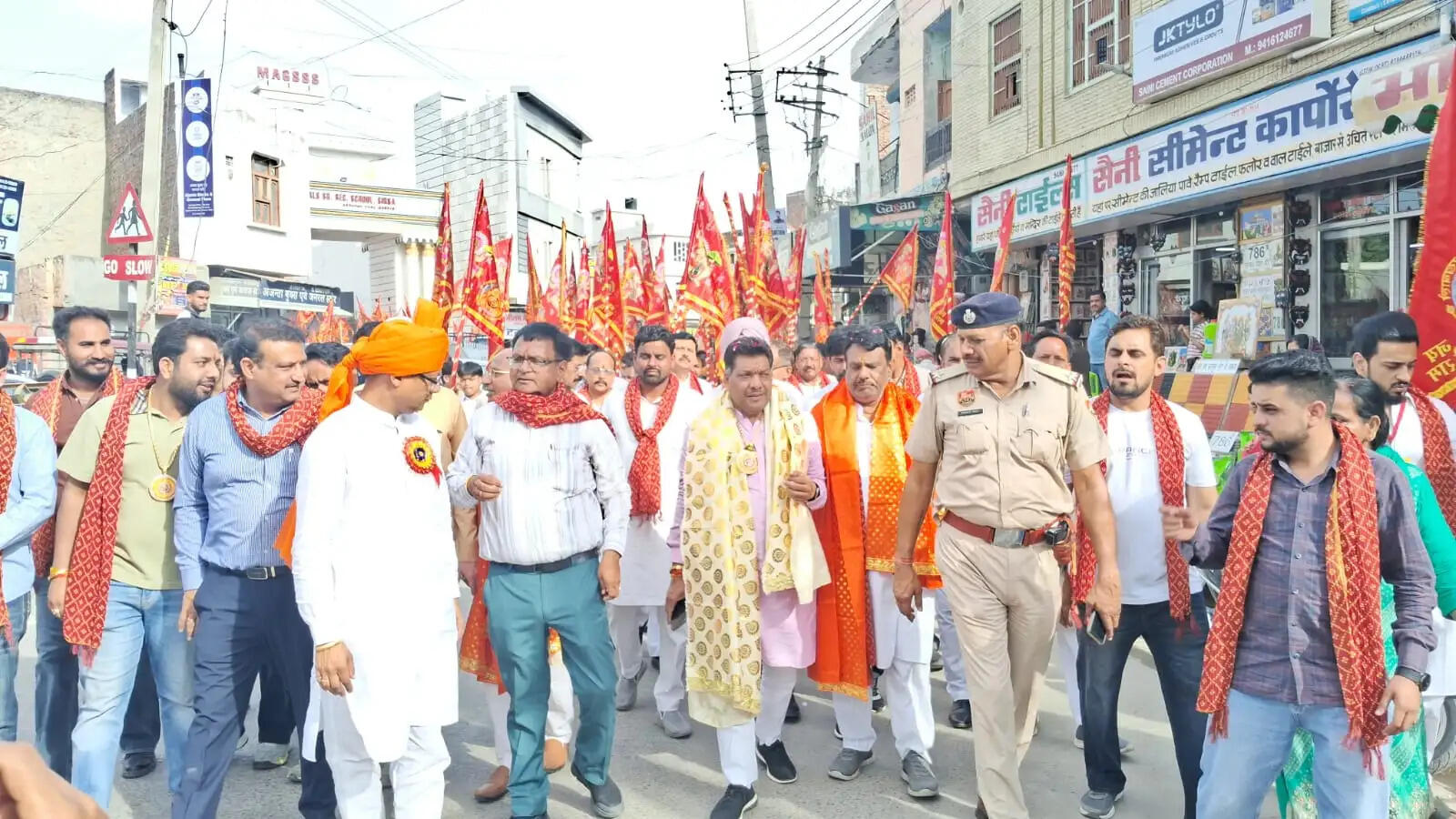 The grand and amazing procession of Vishwa Samrat Shri Balaji Maharaj was taken out with great pomp in Sirsa, the main host Gobind Kanda lit the lamp