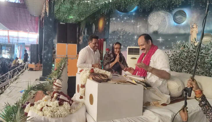 शिव पुराणकथा कथा श्रवण की तो  शिव और पार्वती अपनी उपस्थिति का अहसास जरूर करवाते हैं