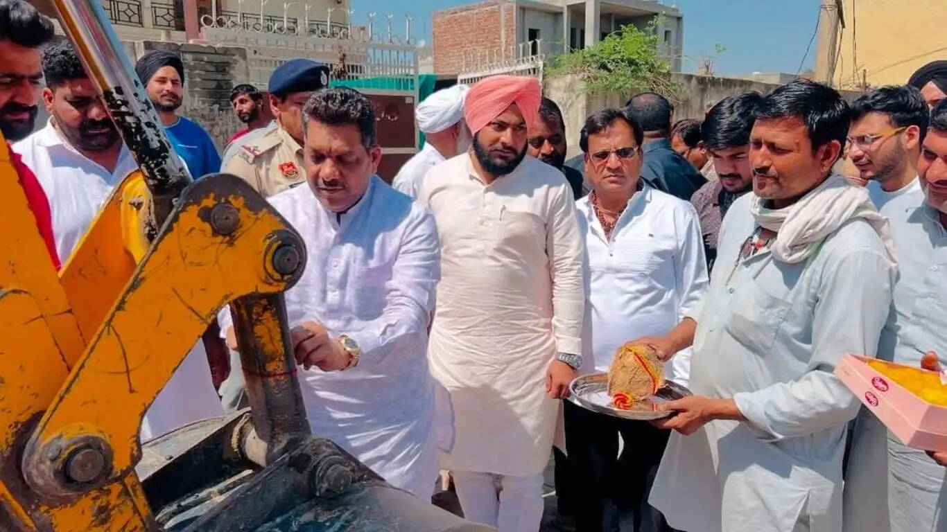 Construction work of streets costing 5 crore 10 lakhs started in this ward of Sirsa, senior BJP leader Gobind Kanda inaugurated the work by breaking a coconut