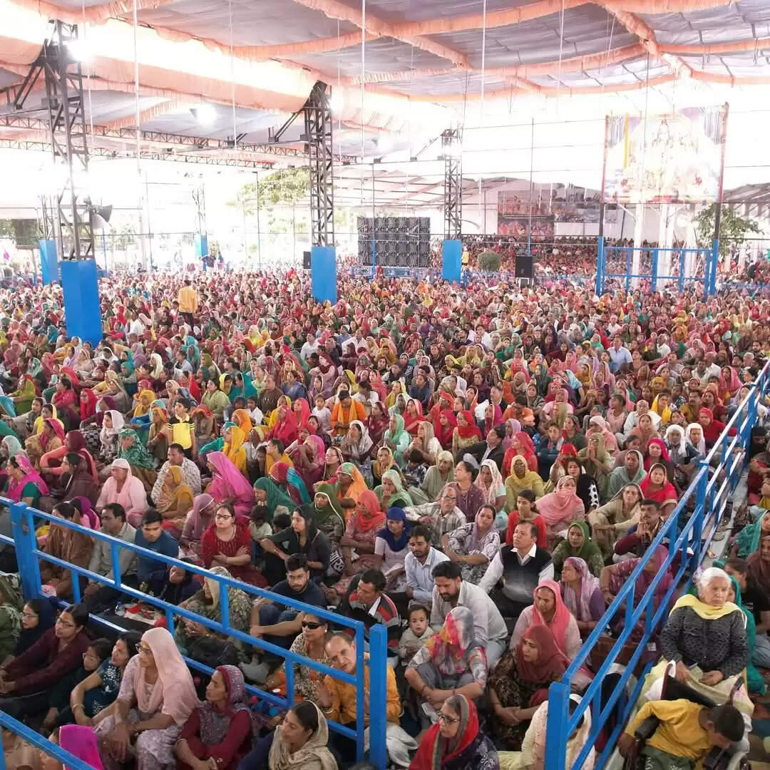 Shiv Puran Katha: By the grace of Lord Shiva, a woman's womb and a man's pocket can never remain empty: Pandit Pradeep Mishra