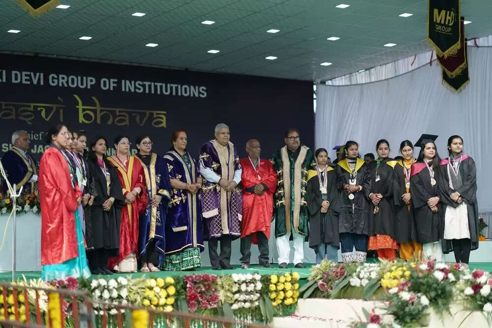 दीक्षांत समारोह मे सम्मानित किया
