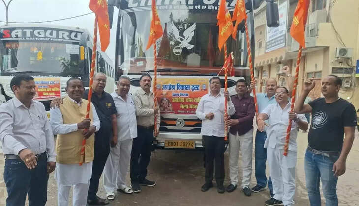 Aggarwal brothers left to participate in the annual fair at Agroha Dham