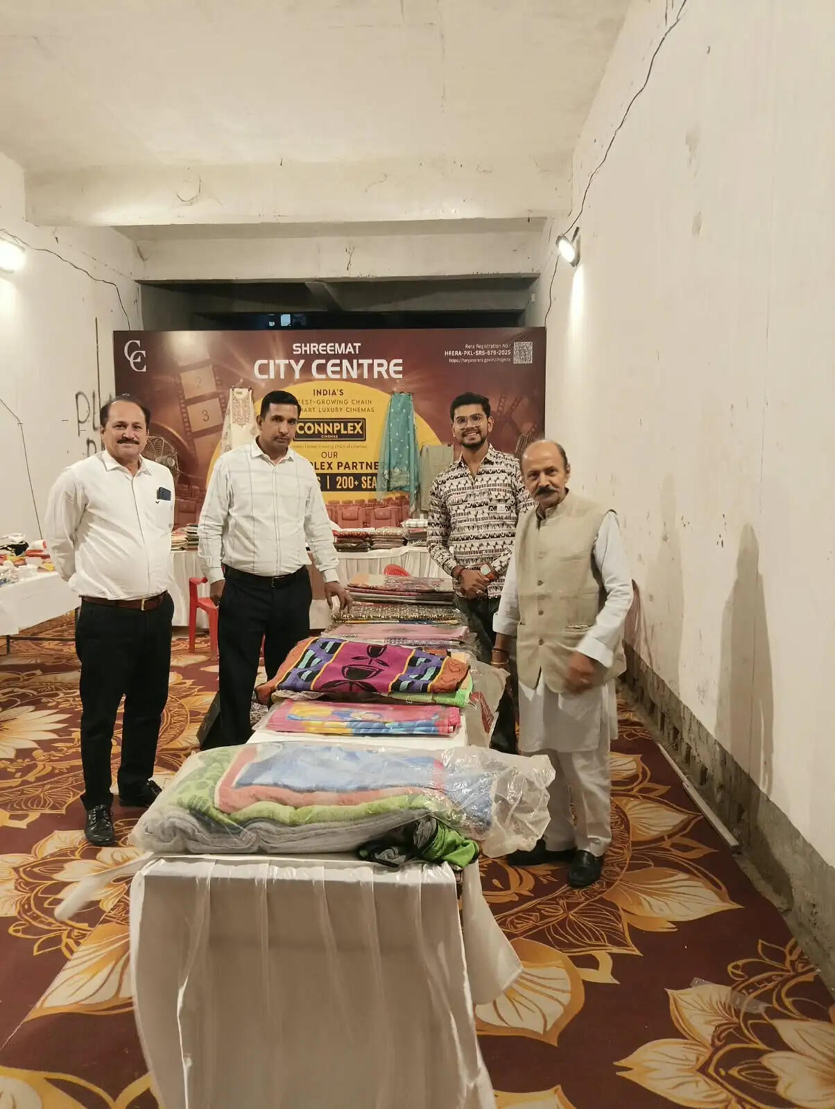 श्रीमत सिटी सेंटर के दीवाली मेले में मनोरंजन की भरमार -महिलाओं के लिए तंबोला, बच्चों के लिए रिंग गेम का आयोजन सिरसा। डबवाली रोड स्थित श्रीमत सिटी सेंटर में आयोजित दीवाली मेले में दर्शकों का हुजूम उमड़ने लगा है। संस्थान की ओर से महिलाओं व बच्चों सहित हर वर्ग के मनोरंजन की भी व्यापक व्यवस्था की गई है। दस दिवसीय दीवाली मेले के दूसरे दिन जहां ध्वनि म्यूजिकल ग्रुप की ओर से हिंदी फिल्मी गीत प्रस्तुत करके लोगों का मन मोह लिया गया। वहीं महिलाओं के लिए तंबोला और बच्चों के लिए रिंग गेम ने मेले का आकर्षण दोगुणा कर दिया। करवाचौथ पर्व के बावजूद भारी संख्या में महिलाएं नए-नए परिधान पहनकर मेले का भ्रमण करने आई और उन्होंने करीब चार दर्जन स्टॉलों पर बिक्री के लिए रखे उत्पादों में रूचि दिखाई। श्रीमत टेक्सवर्थ प्रा. लिमिटेड के डायरेक्टर माधव जैन ने बताया कि दीवाली मेला 5 नवंबर तक हर रोज सायं 5 बजे से रात्रि 10 बजे तक किया जा रहा है। मेले को लेकर श्रीमत सिटी सेंटर को दुल्हन की भांति सजाया गया है। वहीं खाने-पीने की स्टॉल भी लगाई गई है। यहां वर्णनीय है कि करीब सवा सात एकड़ में विकसित किए जा रहे श्रीमत सिटी सेंटर में बहुमंजिला कमर्शियल-कम-रेजिडेंसियल मार्केट तैयार की जा रही है, इस मार्केट का डिजाइन विदेशी तर्ज पर है। यहां दो ओर बहुमंजिला दुकान व शोरूम के बीच 18 मीटर चौड़ी सड़क बनाई गई है। श्रीमत सिटी सेंटर में कोन्नपलेक्स का सिनेमा हॉल, मल्टी नेशनल कंपनी सुविधा का स्टोर, हल्दीराम तथा सुरक्षा मल्टी स्पेशिलिटी अस्पताल का निर्माण कार्य जारी है।