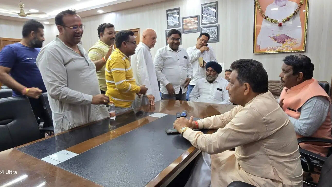 Sirsa Municipal Council President Veer Shanti Swaroop and senior BJP leader Govind Kanda listened to the public problems and made this announcement