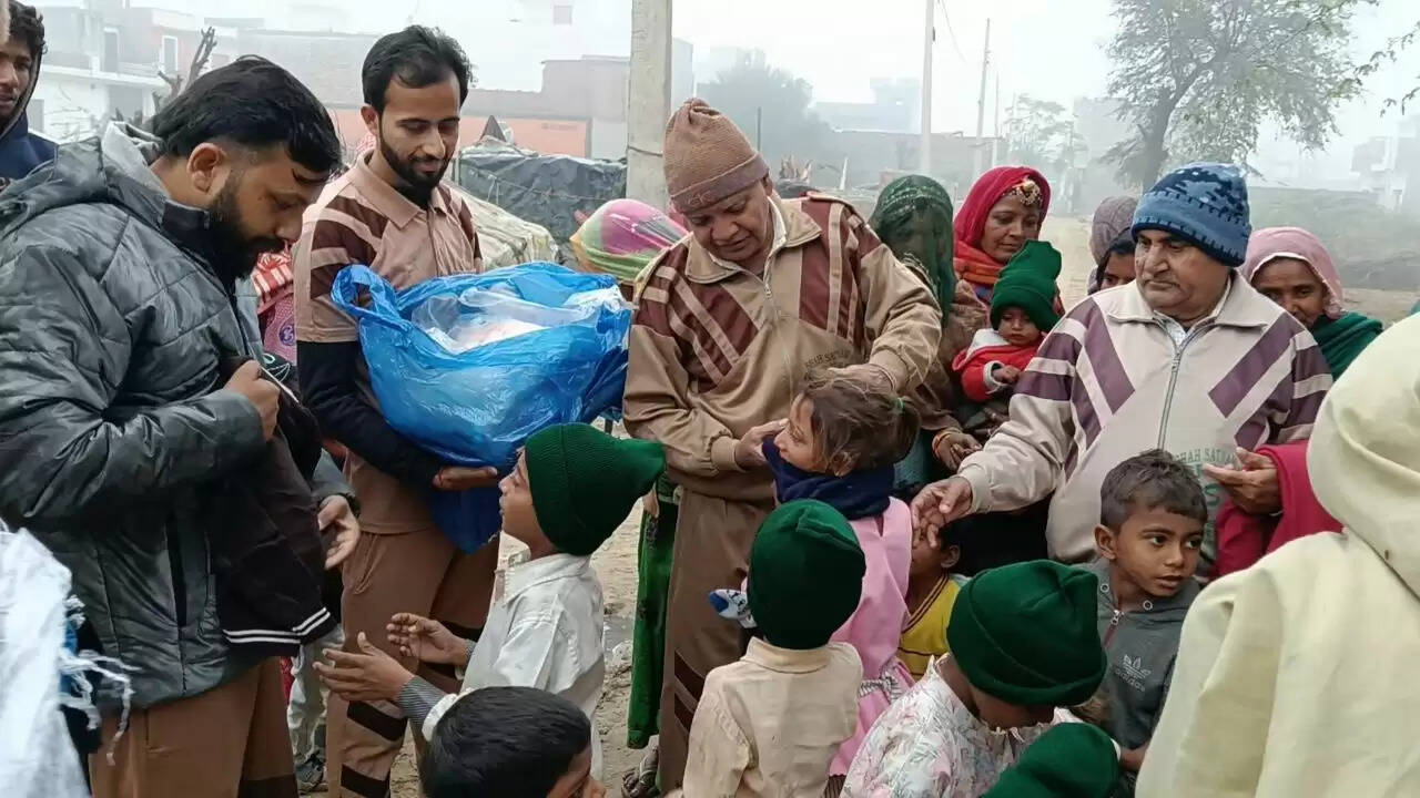 On the occasion of New Year 2026 and the beginning of MSG Bhandara month, volunteers from Sirsa Block distributed blankets and warm clothes to the needy