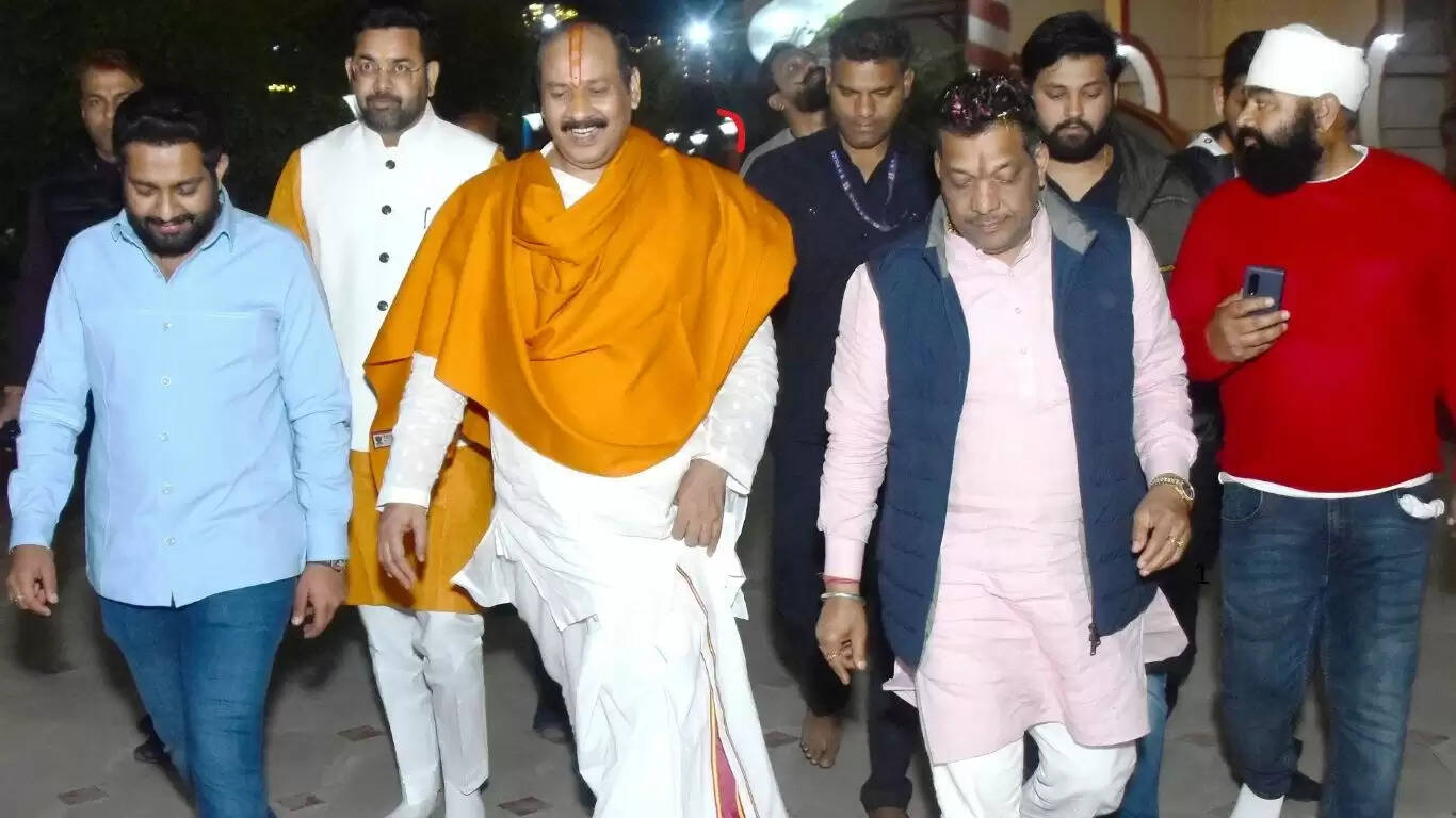 Story teller Pandit Pradeep Mishra Maharaj paid homage to the land of the holy city of Sirsa, reached Sirsa by air route, flowers were showered at many places
