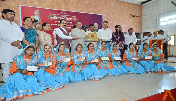 Students of Nathusari Kalan School were honored in the district level Maharishi Valmiki Jayanti celebration