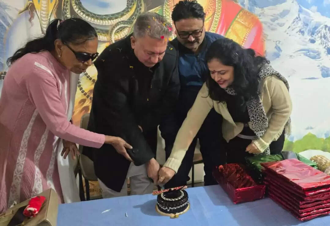 Bhupesh Mehta cuts cake on New Year, praises programs of Tripta Welfare Society