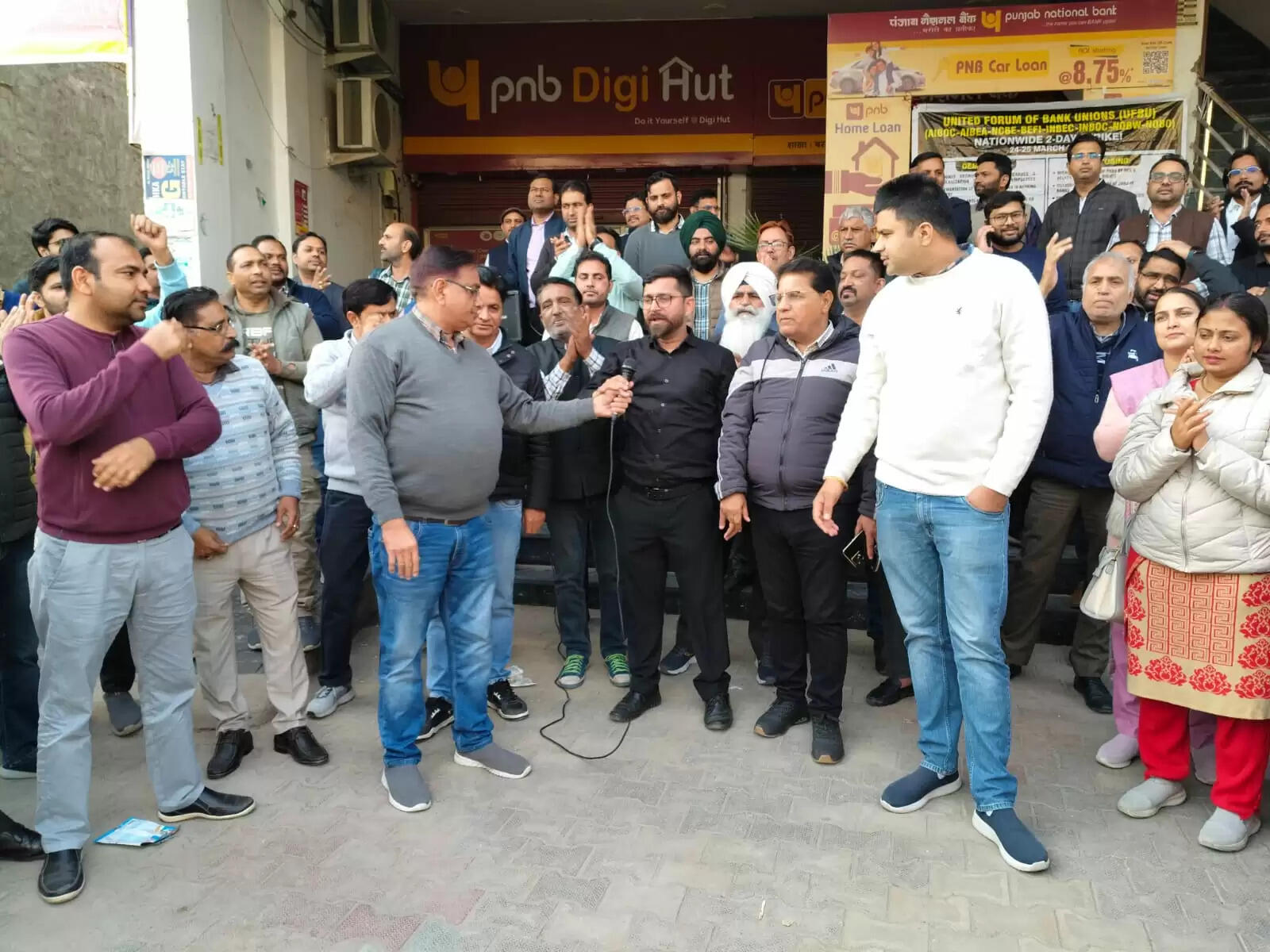 Bank employees protested in Sirsa, warned that if demands are not met, they will go on strike