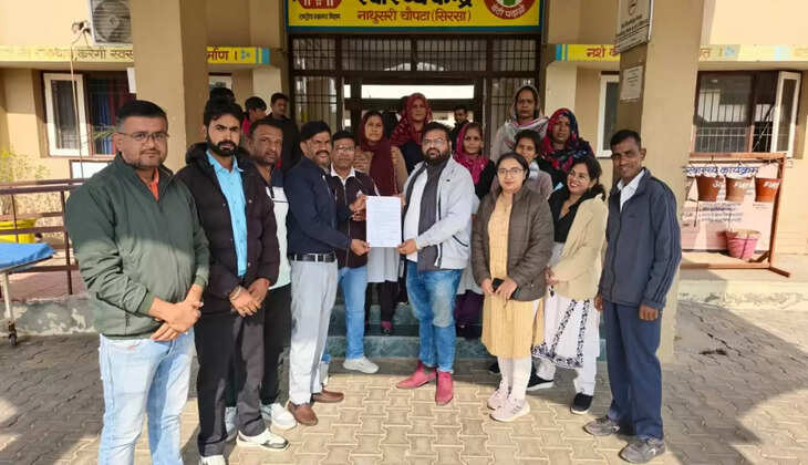 Health HKRN Employees Union held a gate meeting at Nathusari Chopta CHC regarding their demands and submitted a memorandum in the name of the Chief Minister to the medical officer
