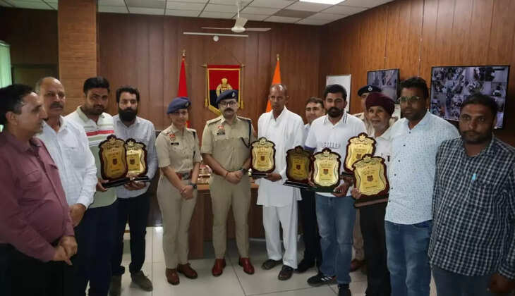 Sirsa SP Vikrant Bhushan honored the sarpanches of 7 villages declared drug free in the district by giving mementos