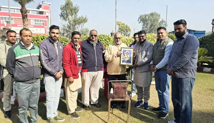 Former Governor of Orissa Prof. Presented statues of four Sahibzadas, Mata Gujri and Guru Gobind Singh to Ganeshilal