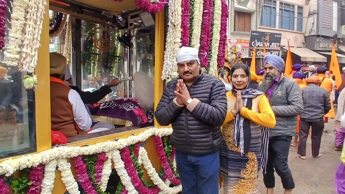 City Kirtan took place in Sirsa city, ward residents bowed their heads before the vehicle and took blessings