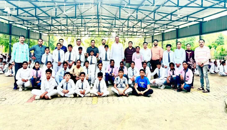 Government school girls of Rupavas village hoisted the flag in the block level sports competition