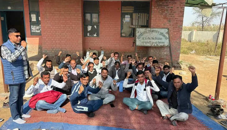 Two-hour protest in Nathusari; implementation of online transfer policy will lead to more accidents in the electricity department: Khod