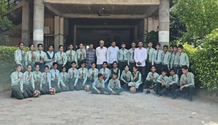 In Sir Chhotu Ram School of Jamal village, players who returned after performing well in sports were given a warm welcome, they won medals in these competitions