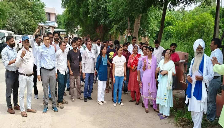 Electricity employees in Sirsa burnt copies of the online transfer policy, warned that if the policy is not cancelled, there will be a state-level protest