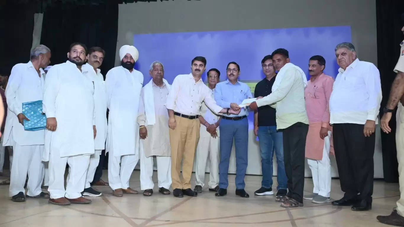 DC distributed registry certificates to the beneficiaries of the ownership scheme in the multipurpose hall of Sirsa CDLU