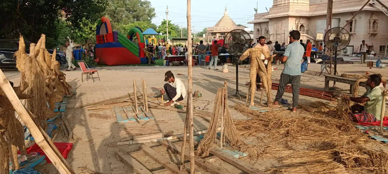 A grand Janmashtami festival will be held at the Shri Khatu Shyam Dham on September 4th; 'Baba' will be adorned magnificently with flowers from Bengaluru, and artisans from Kolkata are crafting captivating tableaux depicting the divine pastimes of Lord Krishna