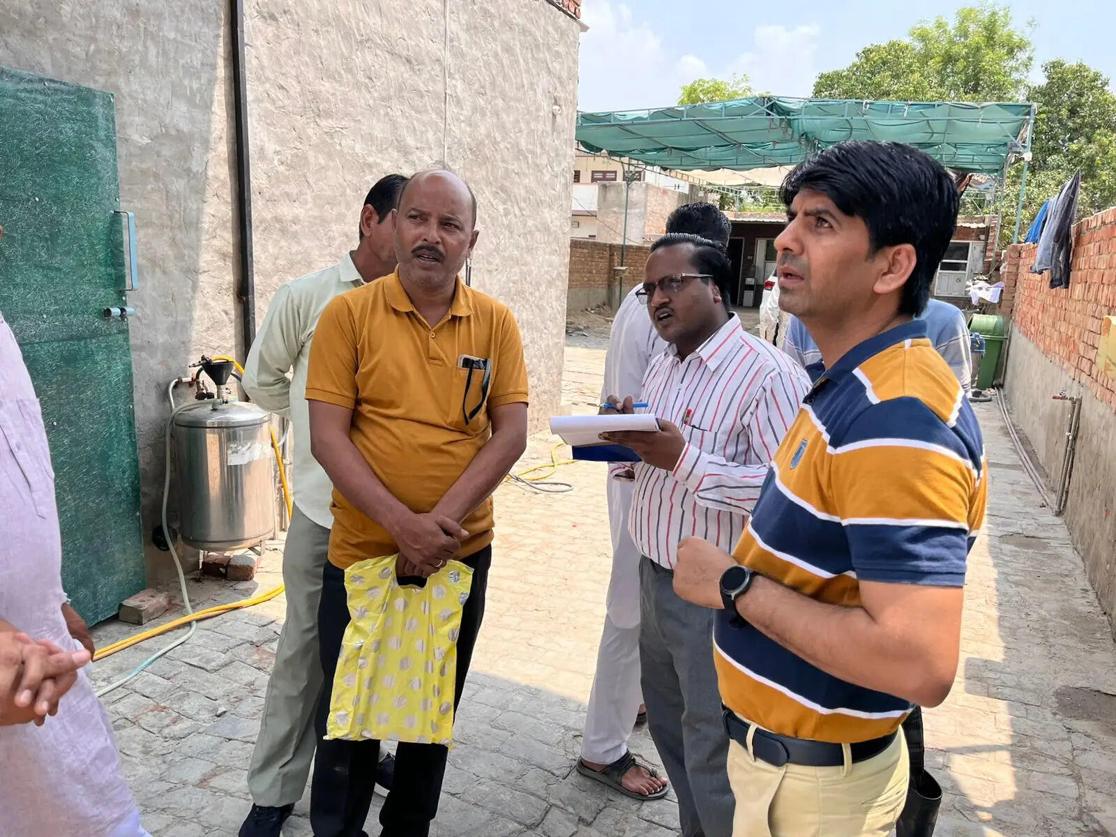 Team reached Ajay Vihar area of Sirsa to check illegal drinking water connections, issued notices