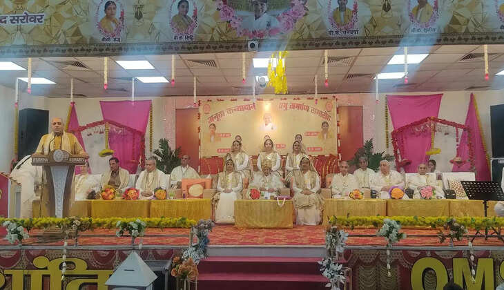 At the Prabhu Samarpan ceremony in Sirsa, five sisters put a garland on Shivling and pledged to dedicate their lives to human service
