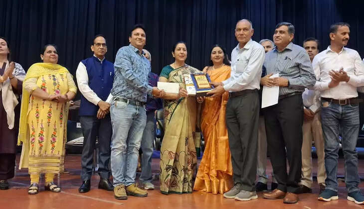 Teachers and students of Gudiya Kheda School received honors