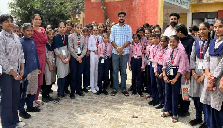 Social worker Raghubir Kadwasra's son installed a drinking water pipeline at Aarohi School in Nathusari Kalan village, and the students expressed their happiness