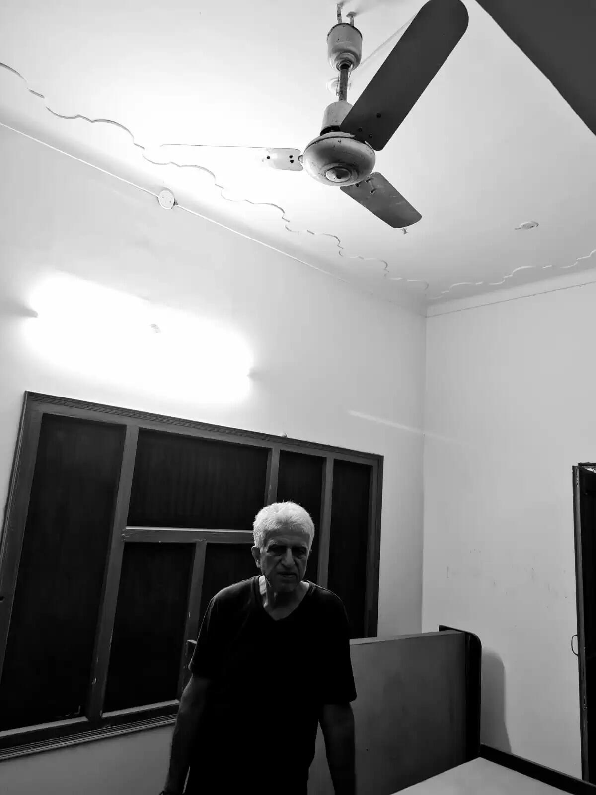 गांव कुताबढ़ के हरिश कुमार मेहता के घर पर चलते हैं पुराने पंखे