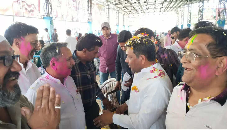 भंडारे मेें हजारों श्रद्धालुओं ने ग्रहण किया प्रसाद, सभी ने दी एक दूसरे को दी होली की बधाई