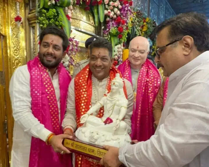 A large bhajan evening was organized at the Shri Salasar Dham Temple on the occasion of Shri Hanuman's birth anniversary. Gobind Kanda lit the lamp