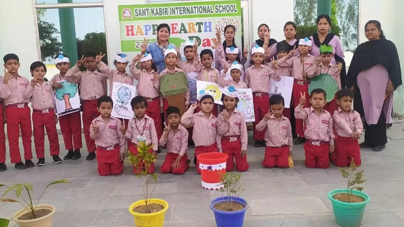 Students of Sant Kabir International School of Chowpata gave this message of Save Earth