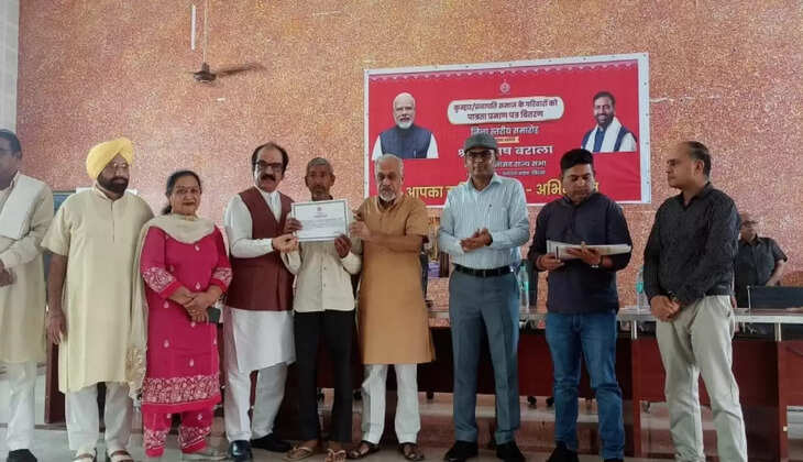 Eligibility certificates distributed to 120 families of Prajapati Samaj for digging raw soil in Sirsa