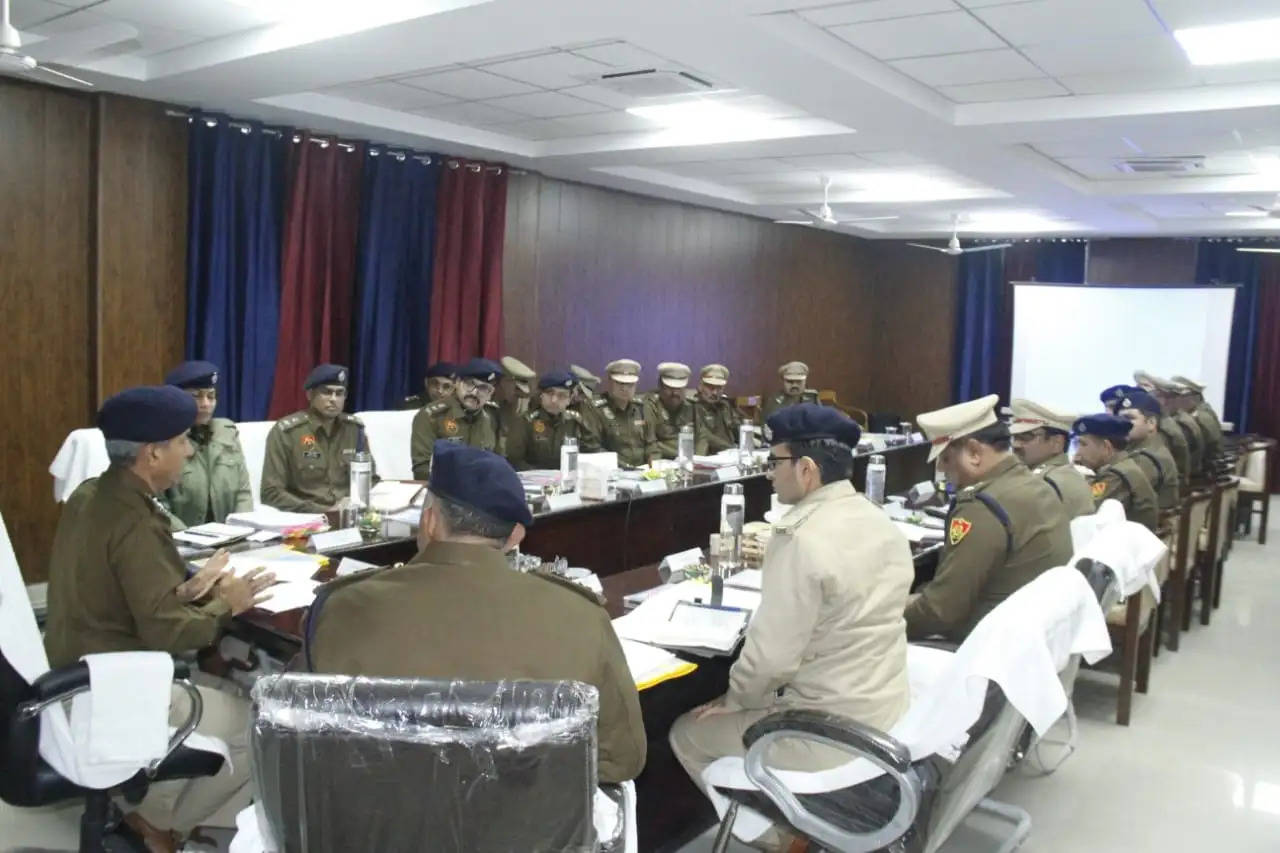 डीजीपी ने हिसार मंडल के सभी पुलिस अधिकारियों की बैठक लेकर, मंडल स्तर के कार्यो की समीक्षा  की