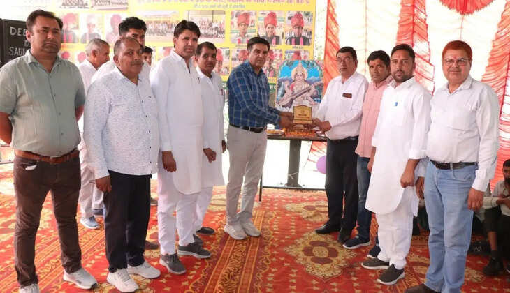 Hawan was performed for the entrance festival in Shahpuriya village, the village sarpanch inspired